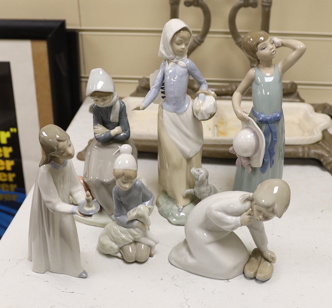 A group of 1 Nao and 5 Lladro figures